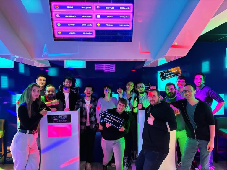 Photo d'une partie de l'équipe lors d'une soirée quizz