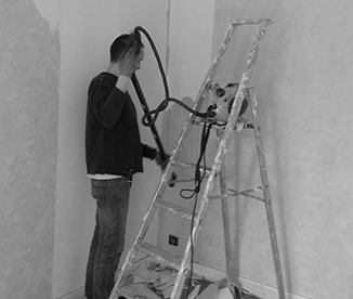 Benjamin détapisse des murs de l'open space