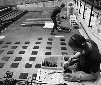 Benjamin et Jérôme travaillent à installer les plots de la terrasse.