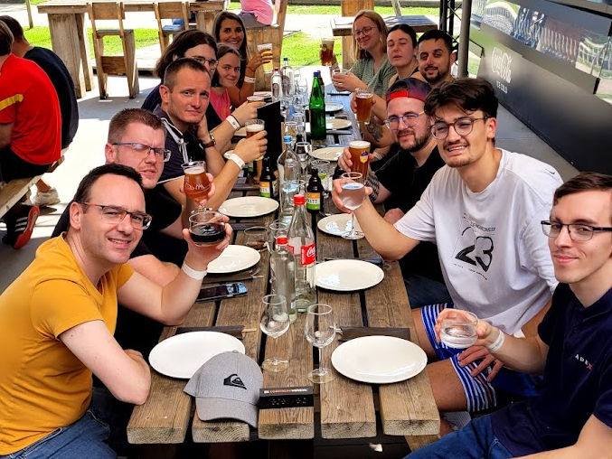 Photo d'une partie de l'équipe en team building à Adventure Valley Durbuy